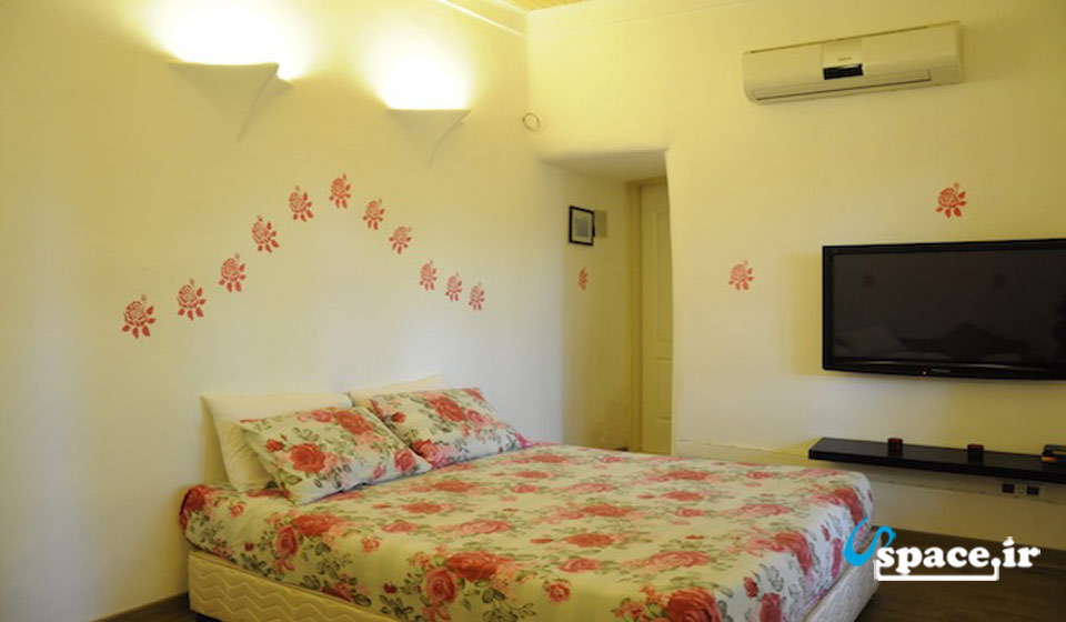 اتاق رز هتل سنتی خانه گل شهمیرزاد- سمنان