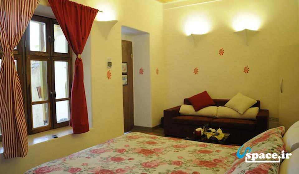 اتاق رز هتل سنتی خانه گل شهمیرزاد- سمنان