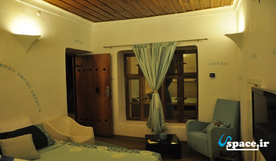 اتاق نیلوفر هتل سنتی خانه گل شهمیرزاد- سمنان